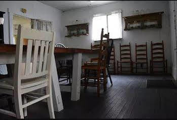 Hotel Country Road House à Clendenin Extérieur photo