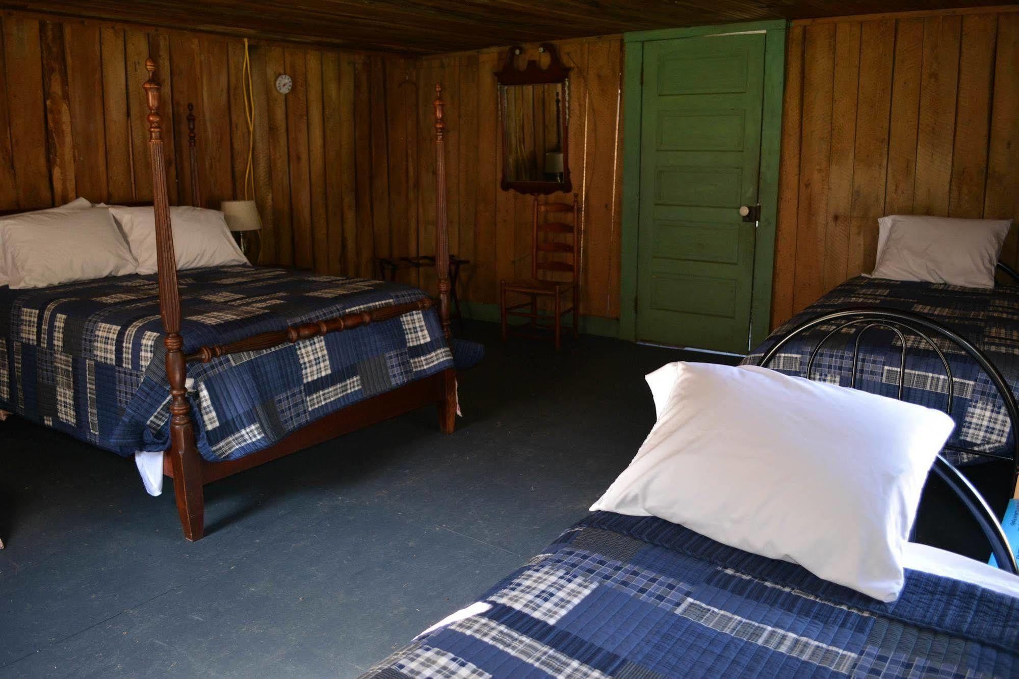 Hotel Country Road House à Clendenin Extérieur photo